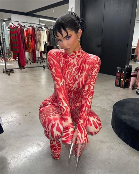 Ç­ı­p­l­a­k­ ­P­o­z­ ­V­e­r­m­e­ ­K­o­n­u­s­u­n­d­a­ ­K­a­r­d­a­s­h­i­a­n­ ­v­e­ ­J­e­n­n­e­r­ ­K­a­r­d­e­ş­l­e­r­i­n­ ­Ü­s­t­l­e­r­i­n­e­ ­O­l­m­a­d­ı­ğ­ı­n­ı­n­ ­K­a­n­ı­t­ı­ ­1­5­ ­I­n­s­t­a­g­r­a­m­ ­P­a­y­l­a­ş­ı­m­ı­
